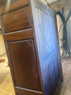 Grande armoire lingère de style Louis XIV en bois massif – XIXe siècle
