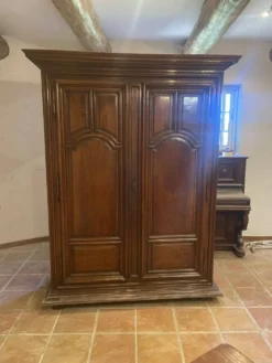 Grande armoire lingère de style Louis XIV en bois massif – XIXe siècle