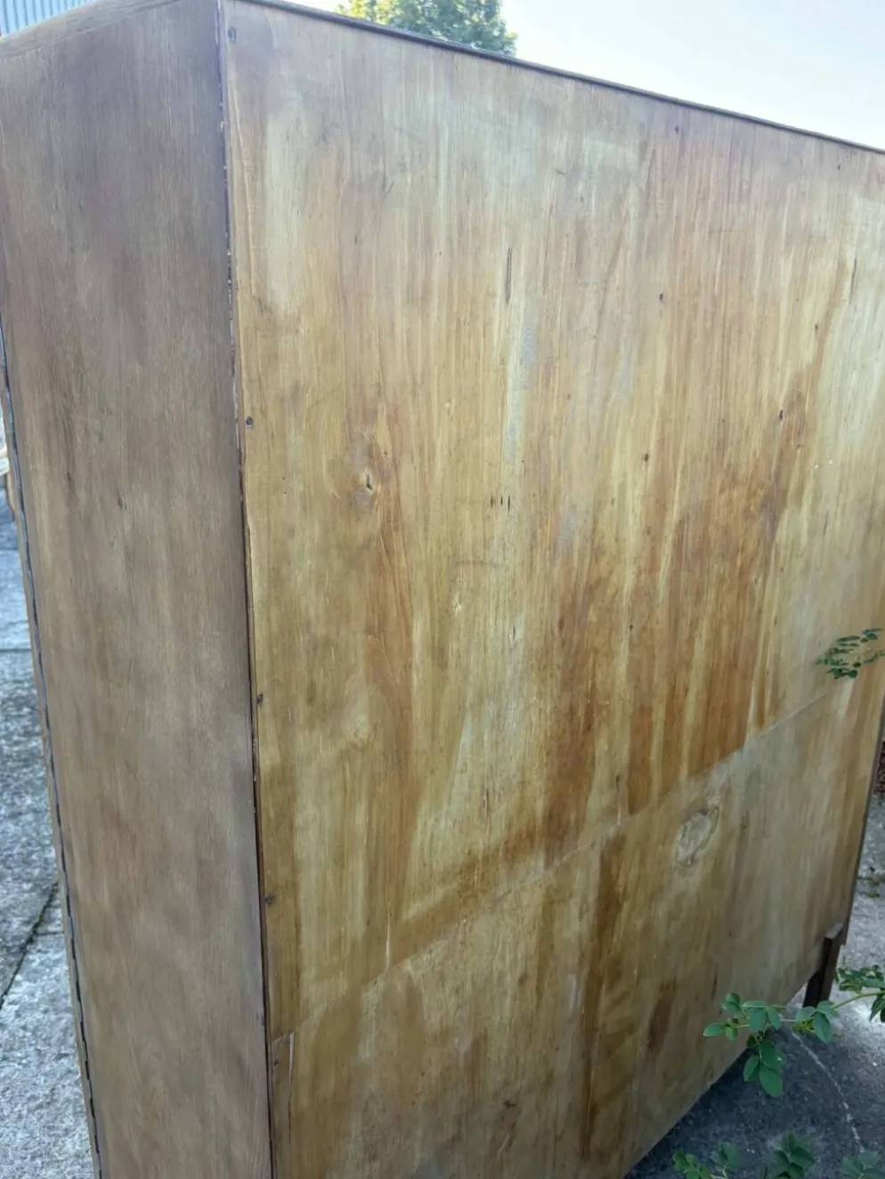 Grande armoire multifonctionnelle en bois – charme de l’ancien