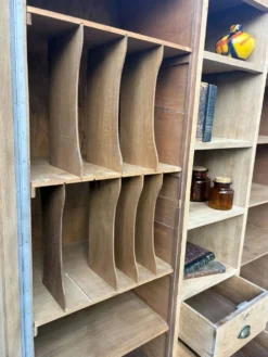 Grande armoire multifonctionnelle en bois – charme de l’ancien