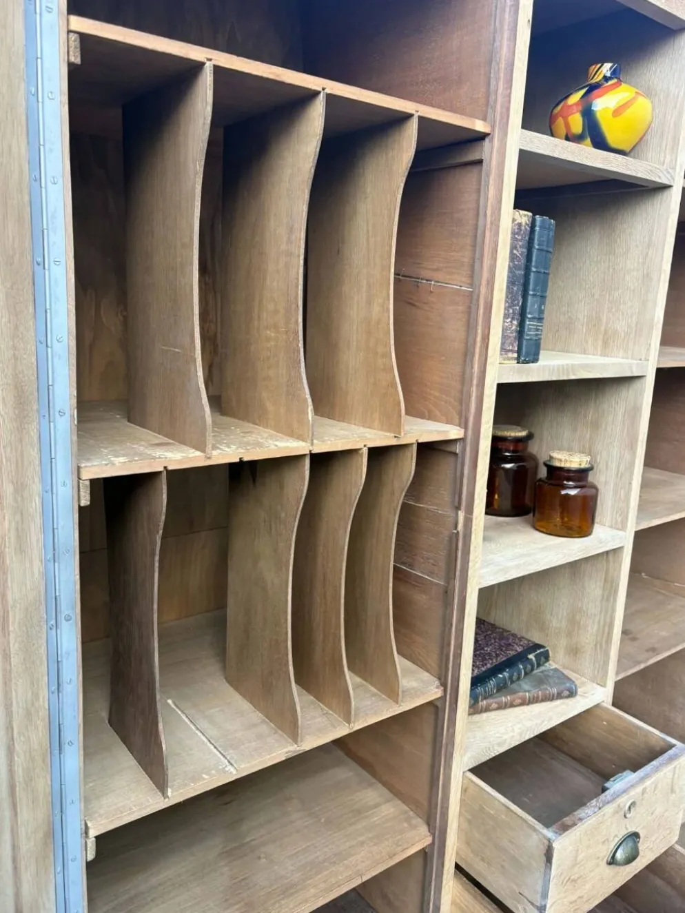 Grande armoire multifonctionnelle en bois – charme de l’ancien