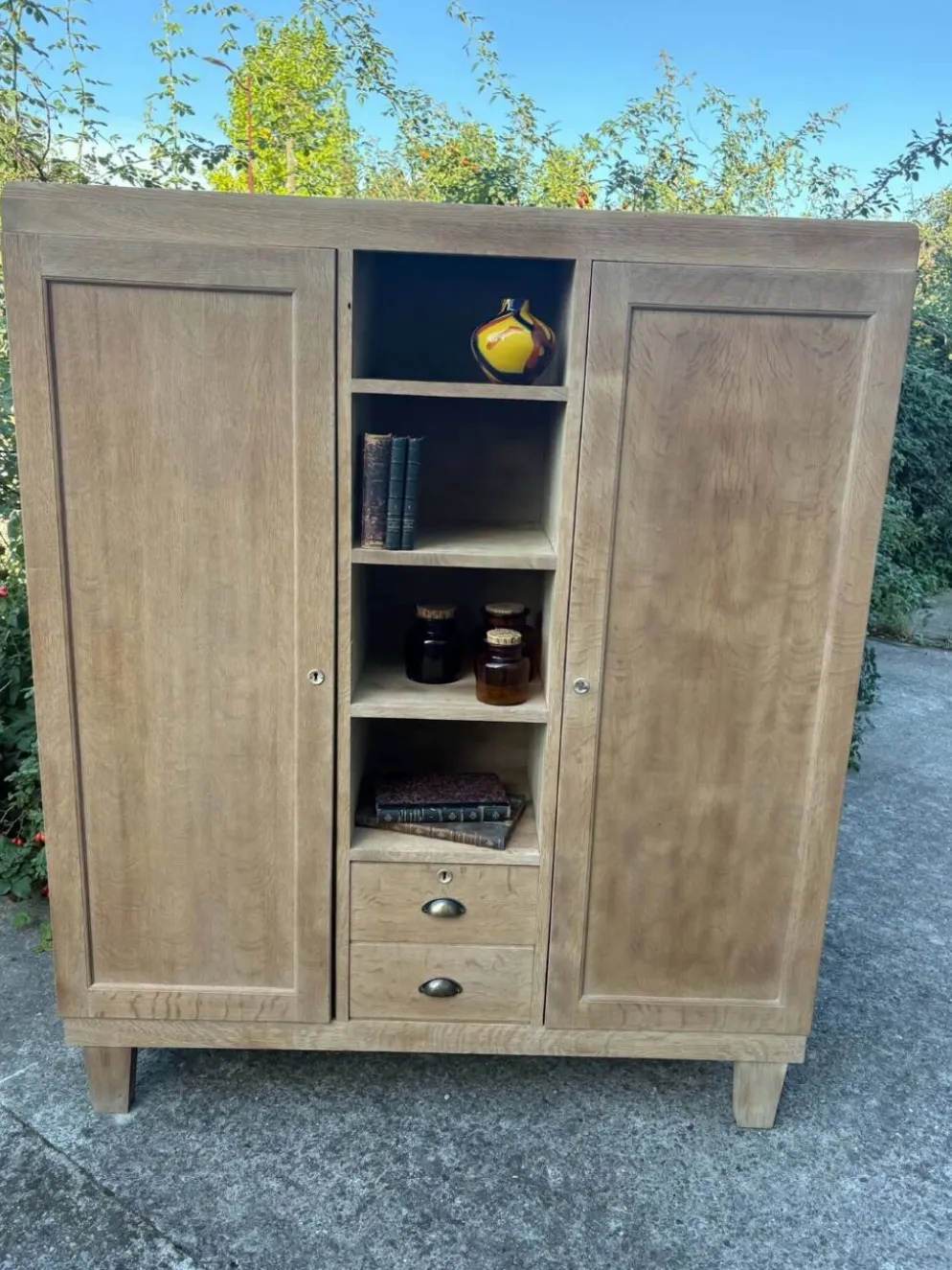 Grande armoire multifonctionnelle en bois – charme de l’ancien