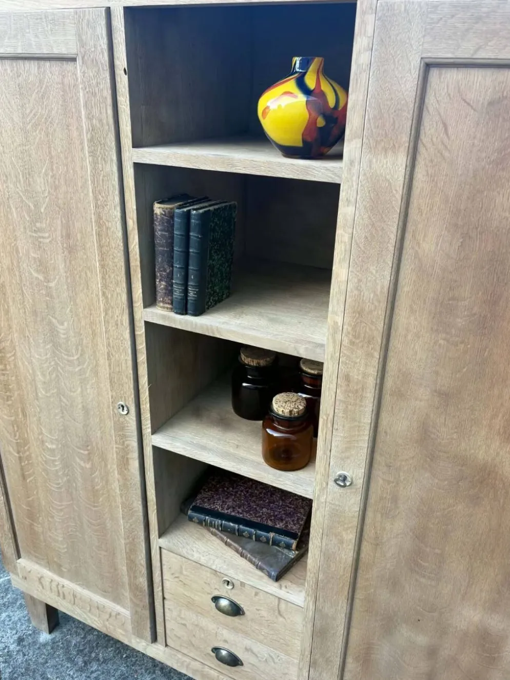 Grande armoire multifonctionnelle en bois – charme de l’ancien