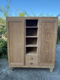 Grande armoire multifonctionnelle en bois – charme de l’ancien