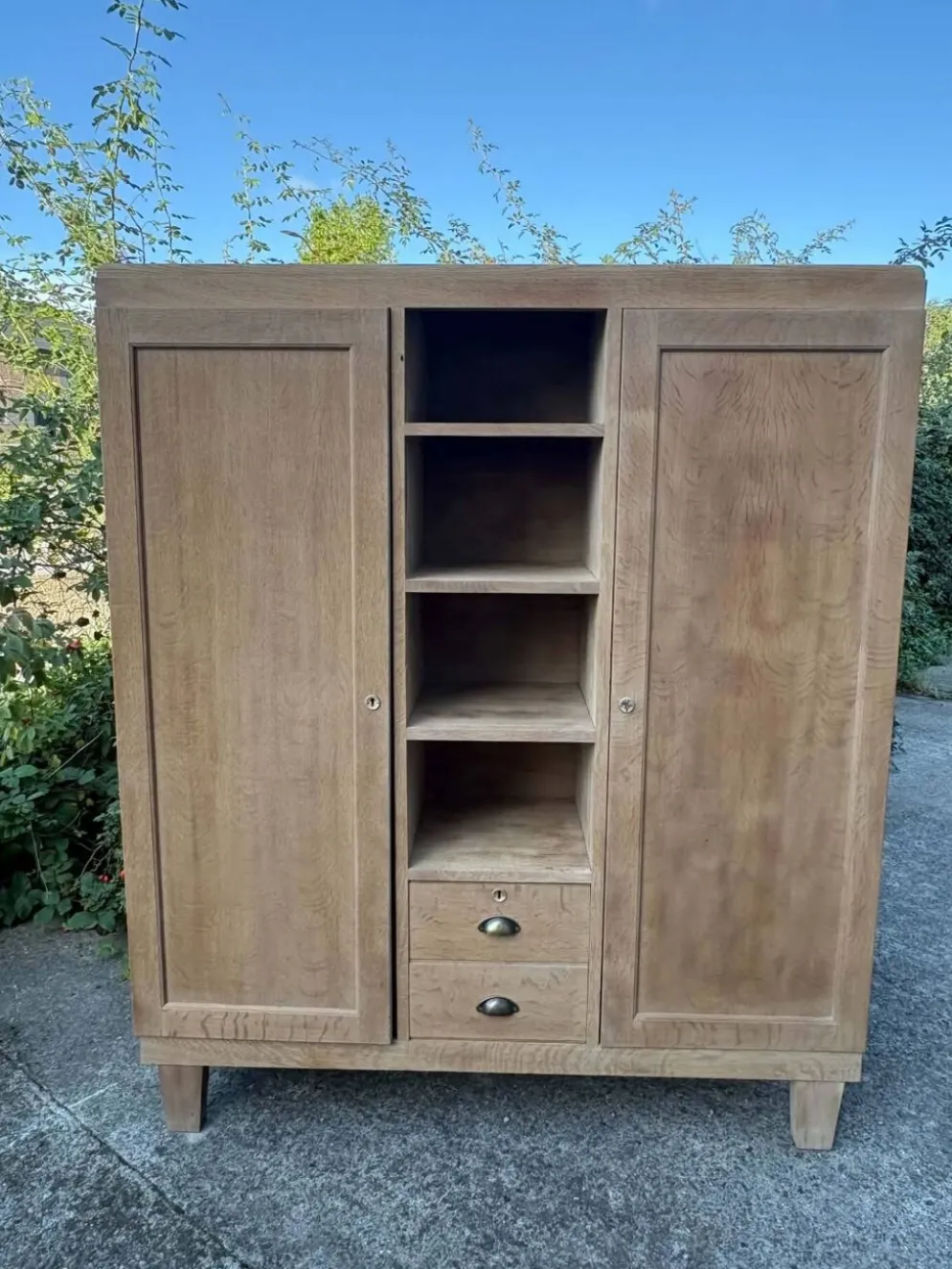 Grande armoire multifonctionnelle en bois – charme de l’ancien