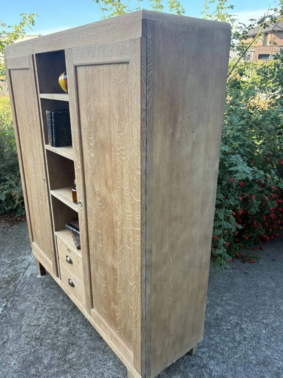 Grande armoire multifonctionnelle en bois – charme de l’ancien