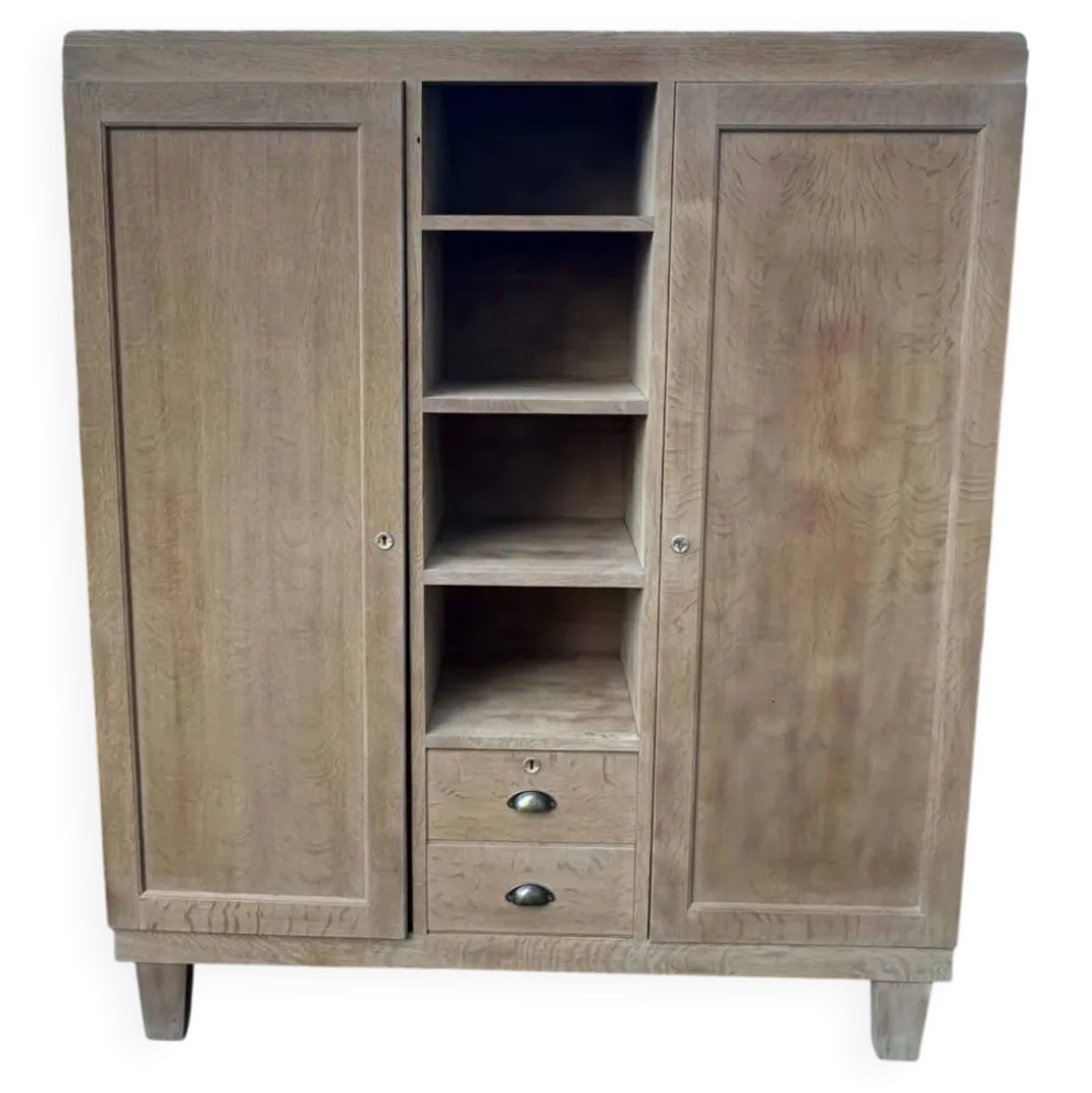 Grande armoire multifonctionnelle en bois – charme de l’ancien
