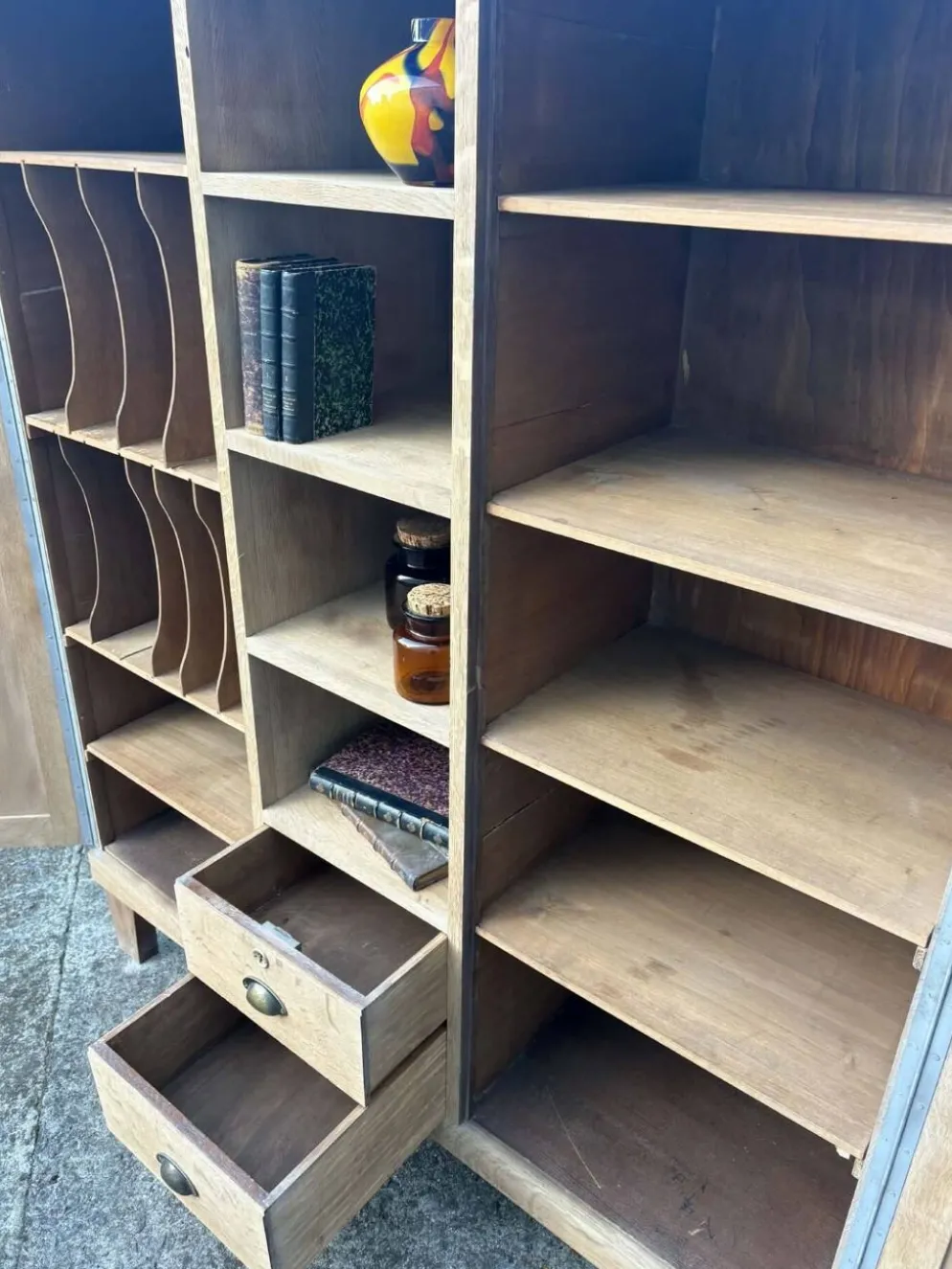 Grande armoire multifonctionnelle en bois – charme de l’ancien