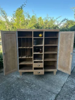 Grande armoire multifonctionnelle en bois – charme de l’ancien
