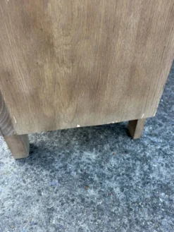 Grande armoire multifonctionnelle en bois – charme de l’ancien