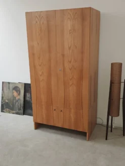 Grande armoire penderie en bois Drevotex 1970