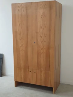 Grande armoire penderie en bois Drevotex 1970