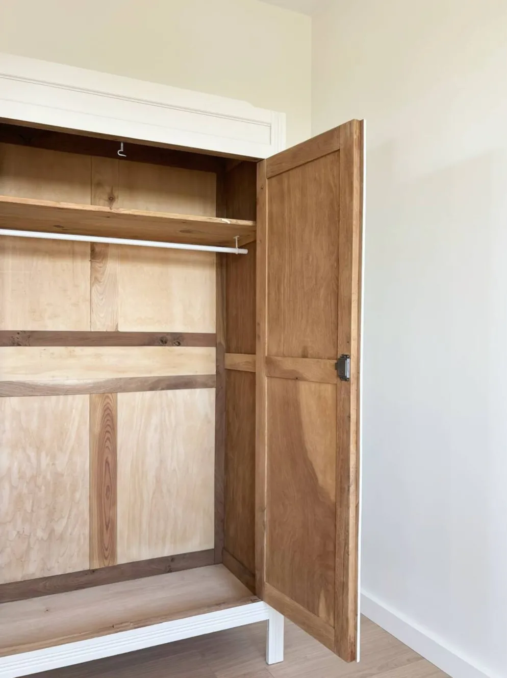 Grande armoire penderie parisienne bois chêne rénovée