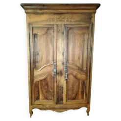 Grande armoire régionale, lingère ou vaisselier en noyer, style Louis XV