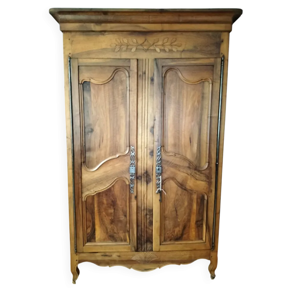 Grande armoire régionale, lingère ou vaisselier en noyer, style Louis XV