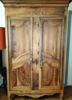 Grande armoire régionale, lingère ou vaisselier en noyer, style Louis XV