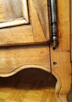 Grande armoire régionale, lingère ou vaisselier en noyer, style Louis XV