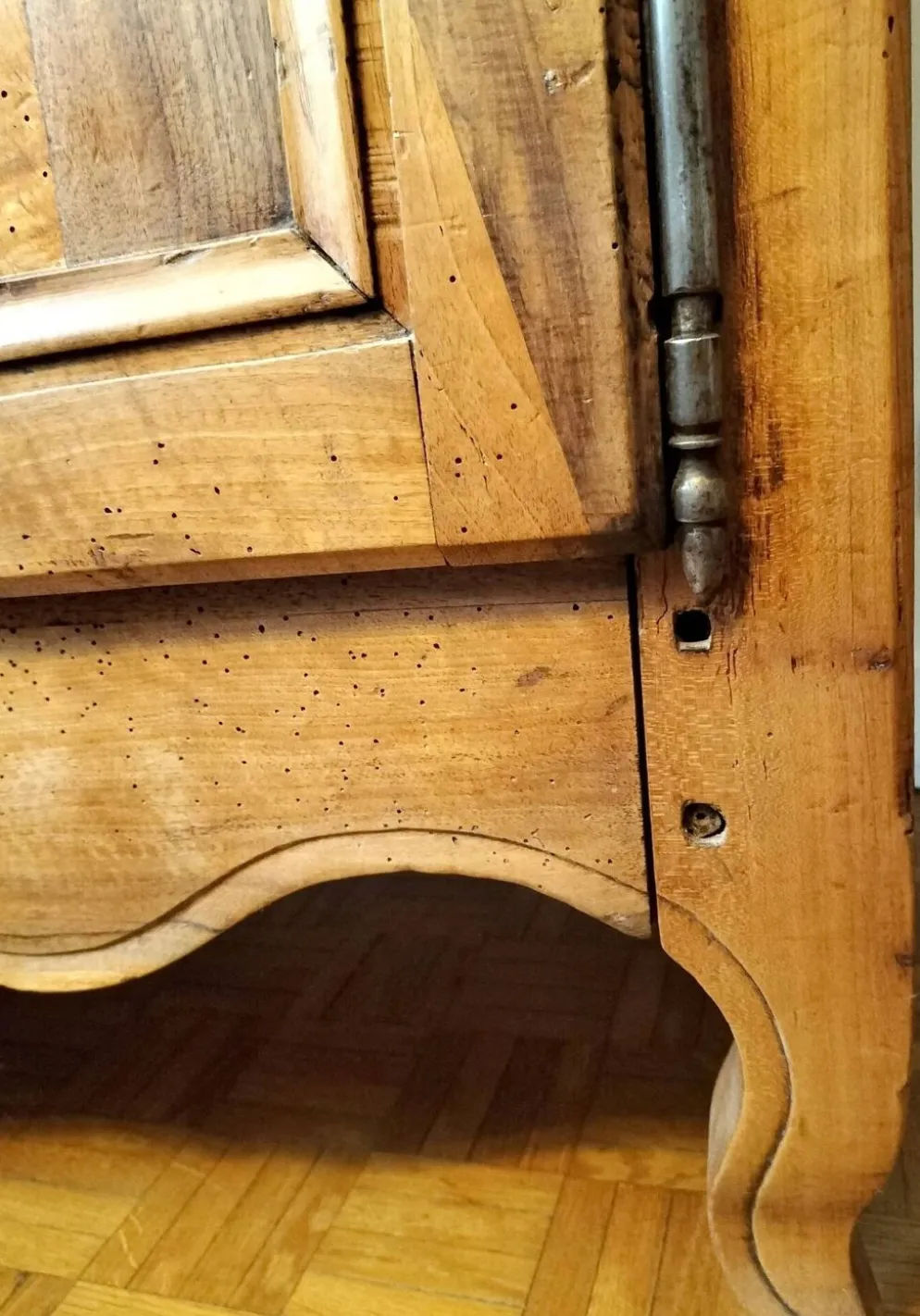 Grande armoire régionale, lingère ou vaisselier en noyer, style Louis XV