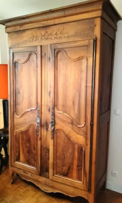 Grande armoire régionale, lingère ou vaisselier en noyer, style Louis XV