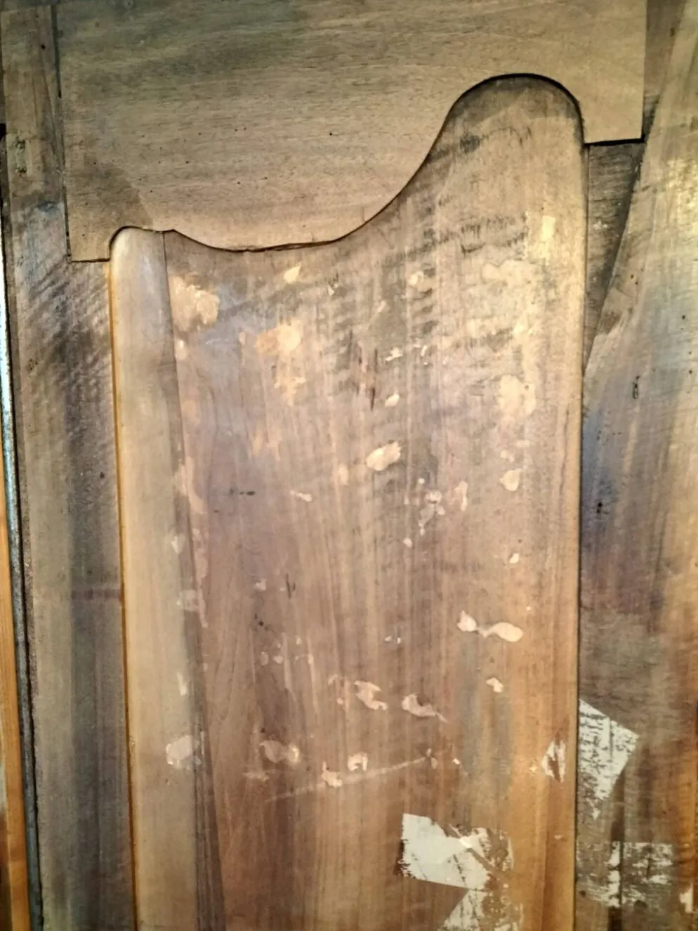 Grande armoire régionale, lingère ou vaisselier en noyer, style Louis XV
