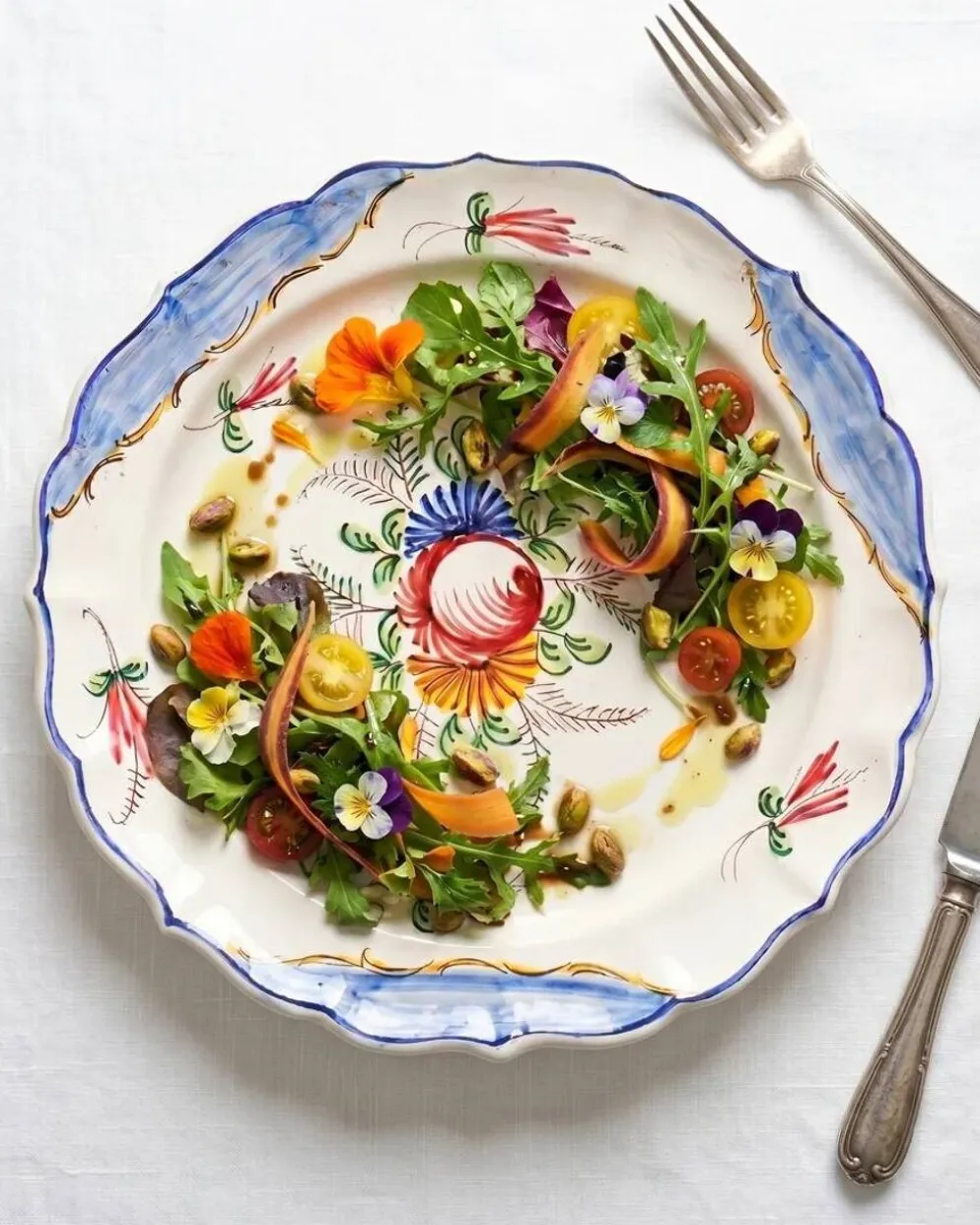Grande assiette italienne vintage en céramique peinte à la main avec fleurs