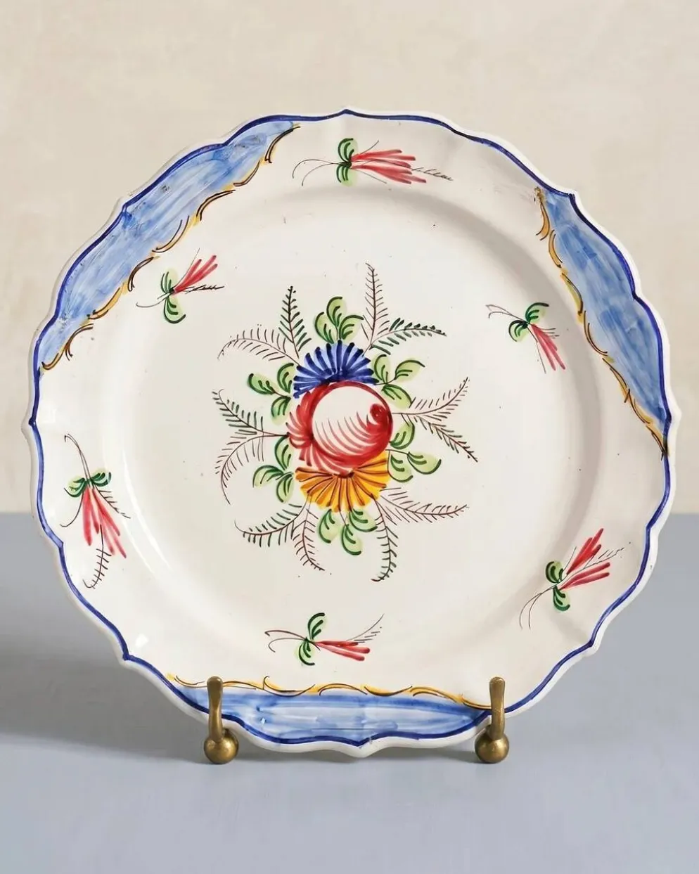 Grande assiette italienne vintage en céramique peinte à la main avec fleurs