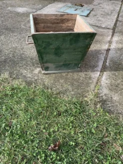 Grande boîte en pin vert forêt vintage années 1940, style utilitaire rustique