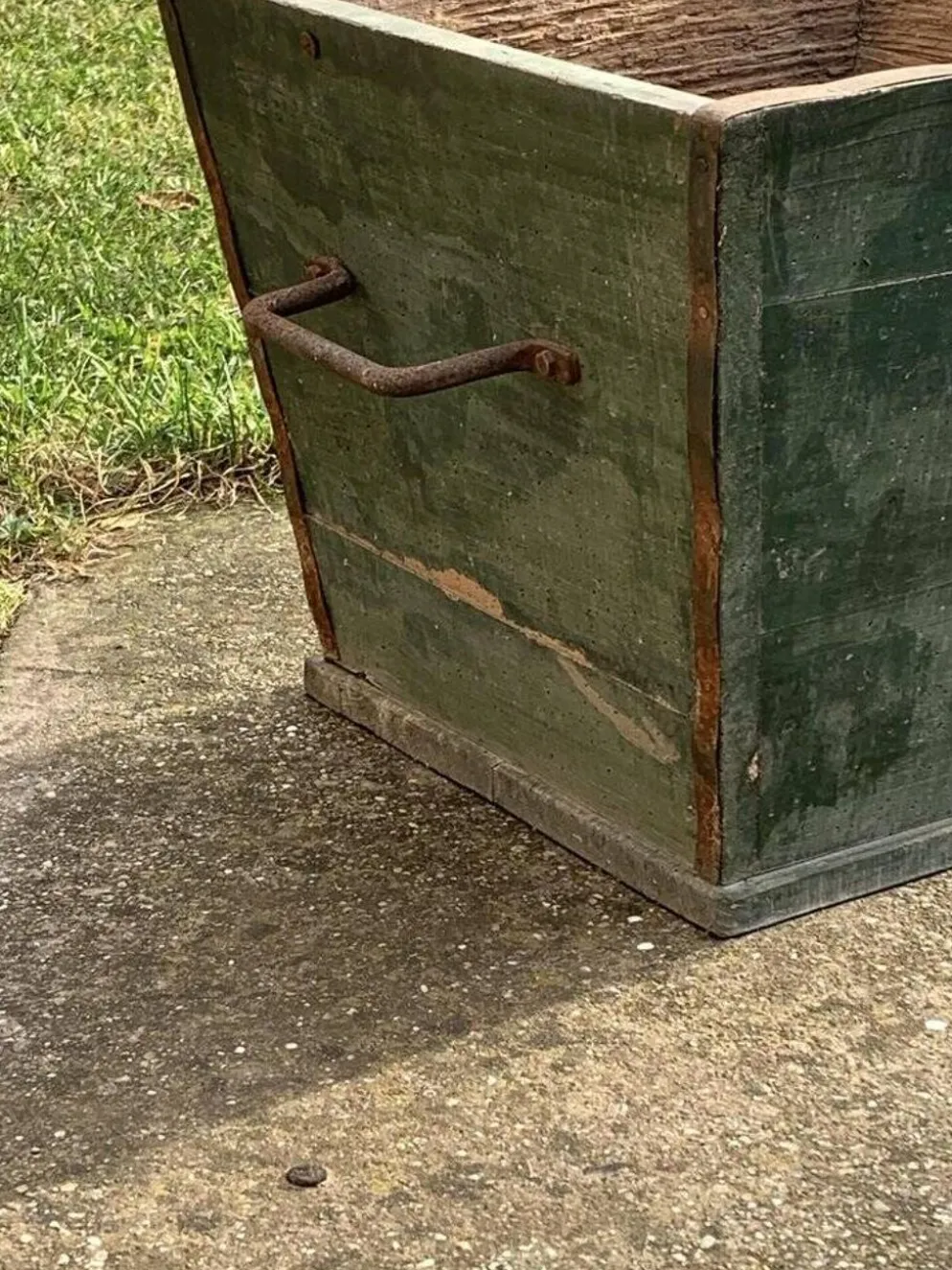 Grande boîte en pin vert forêt vintage années 1940, style utilitaire rustique