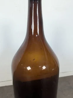 Grande bouteille ancienne en verre soufflé ambré