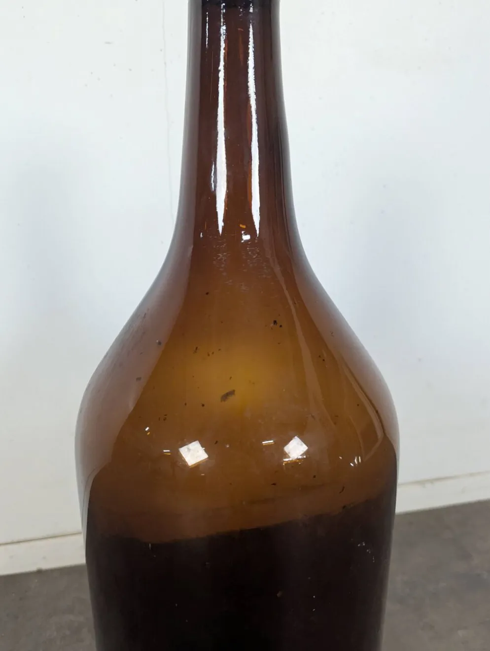Grande bouteille ancienne en verre soufflé ambré