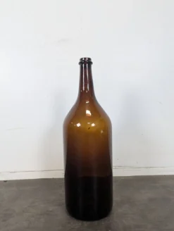 Grande bouteille ancienne en verre soufflé ambré