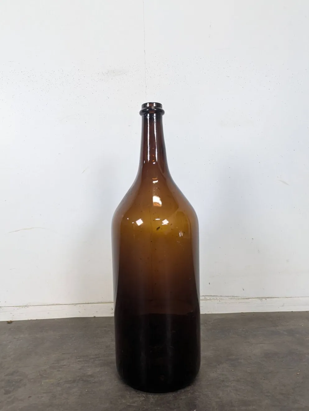 Grande bouteille ancienne en verre soufflé ambré