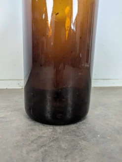 Grande bouteille ancienne en verre soufflé ambré