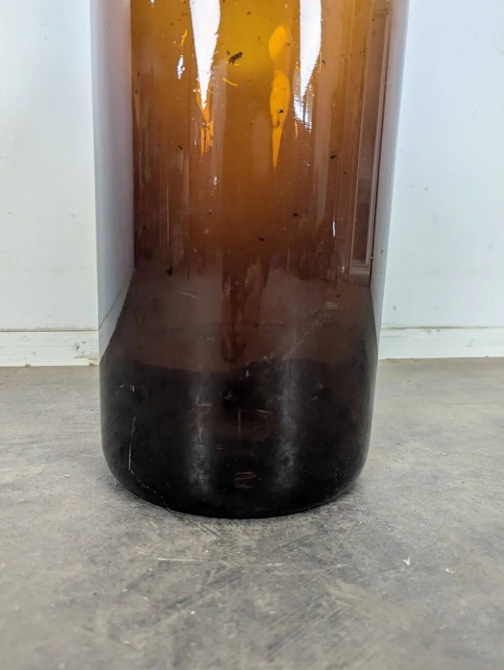 Grande bouteille ancienne en verre soufflé ambré