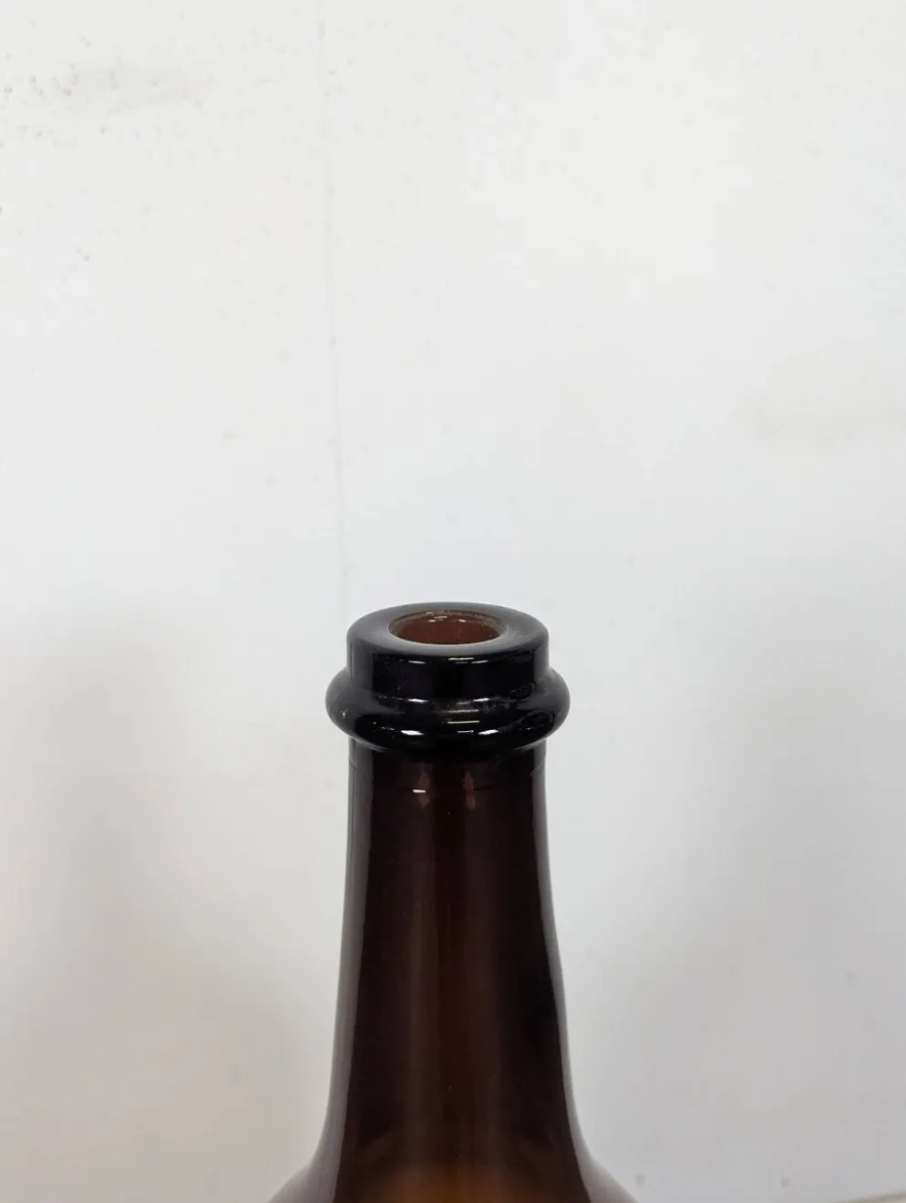 Grande bouteille ancienne en verre soufflé ambré