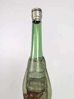 Grande bouteille Art Nouveau en verre à décor de femme en relief