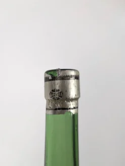Grande bouteille Art Nouveau en verre à décor de femme en relief