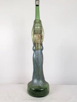 Grande bouteille Art Nouveau en verre à décor de femme en relief