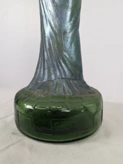 Grande bouteille Art Nouveau en verre à décor de femme en relief
