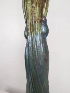 Grande bouteille Art Nouveau en verre à décor de femme en relief