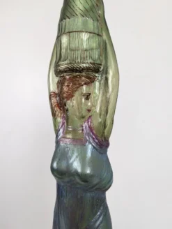 Grande bouteille Art Nouveau en verre à décor de femme en relief