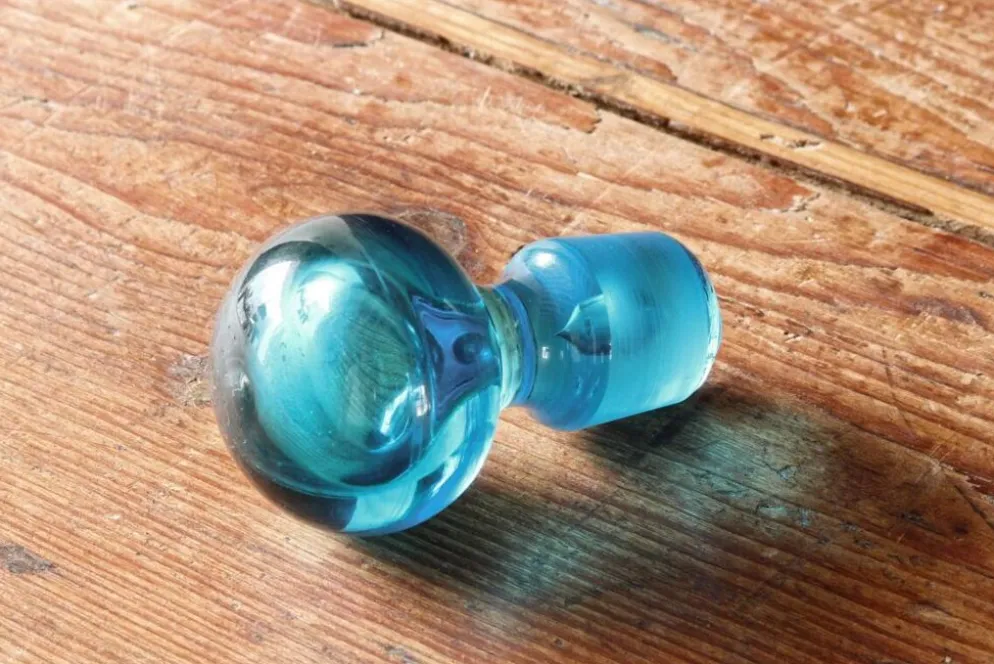 Grande bouteille en cristal soufflé, torsadé, bleu turquoise, début 20ème
