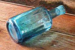 Grande bouteille en cristal soufflé, torsadé, bleu turquoise, début 20ème