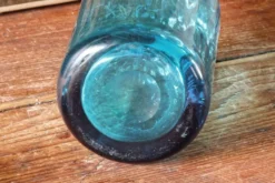 Grande bouteille en cristal soufflé, torsadé, bleu turquoise, début 20ème