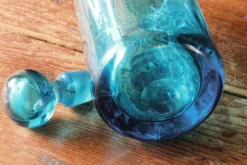 Grande bouteille en cristal soufflé, torsadé, bleu turquoise, début 20ème