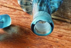Grande bouteille en cristal soufflé, torsadé, bleu turquoise, début 20ème