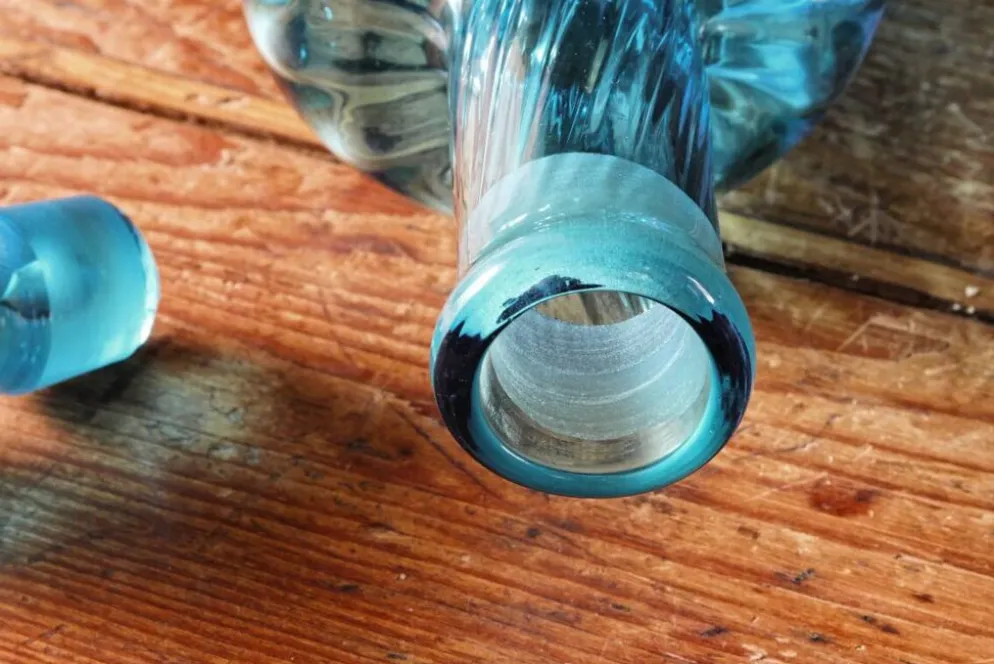 Grande bouteille en cristal soufflé, torsadé, bleu turquoise, début 20ème