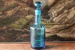 Grande bouteille en cristal soufflé, torsadé, bleu turquoise, début 20ème