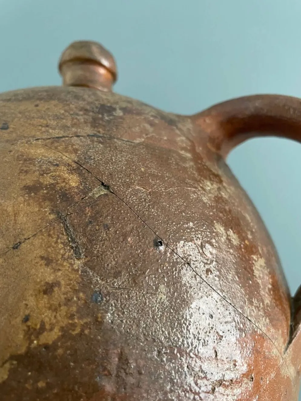 Grande bouteille à huile XIXème en terre vernissée