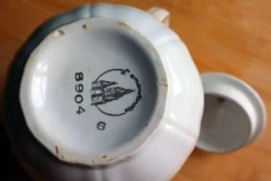 Grande cafetière vintage en faïence Saint-Amand – Décor Oiseaux et Or